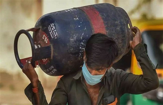 کمرشیل گیس سلینڈر کی قیمت میں 25 روپے کا اضافہ،نئی قیمت نافذ