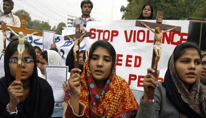 پاکستان میں ہندو اور عیسائی لڑکیاں کیوں ہو رہی ہیں تشددکاشکار؟