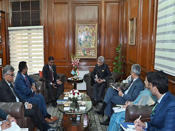 وزیر خارجہ جے شنکر نے فجی کے نائب وزیر اعظم بیمن پرساد سے  کی ملاقات
