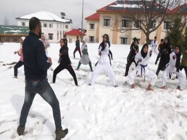 کشمیری لڑکیوں کی شدید برف باری میں ننگے پاؤں مارشل آرٹ کی مشق