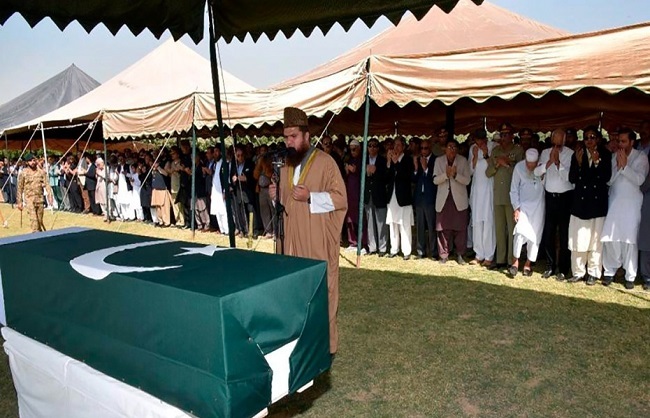 سابق صدر پاکستان پرویز مشرف سپرد خاک، آخری سفر میں کس  اہم فوجی افسران کی شرکت؟