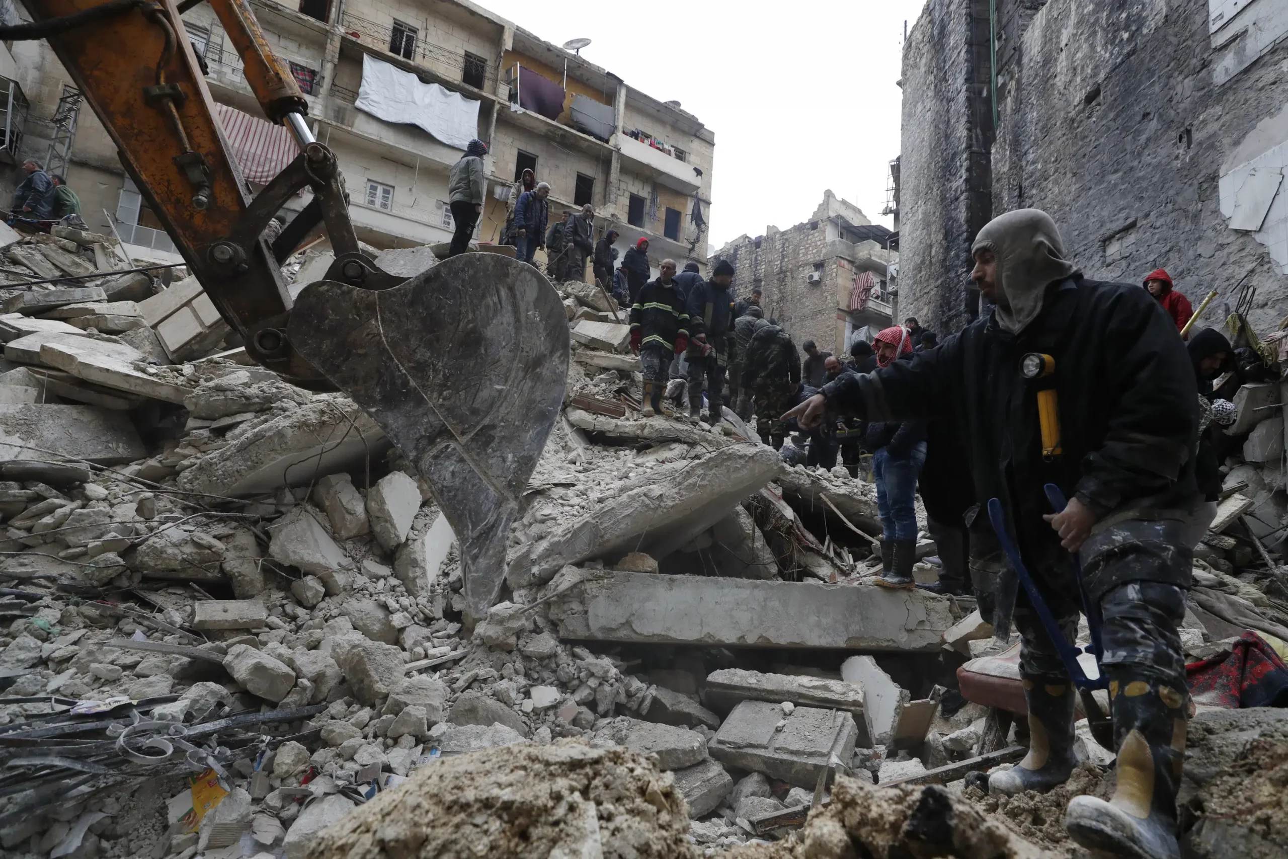 ترکیہ اور شام میں زلزلے کے شدید جھٹکوں سے اب تک 4 ہزار سے لوگوں کی موت