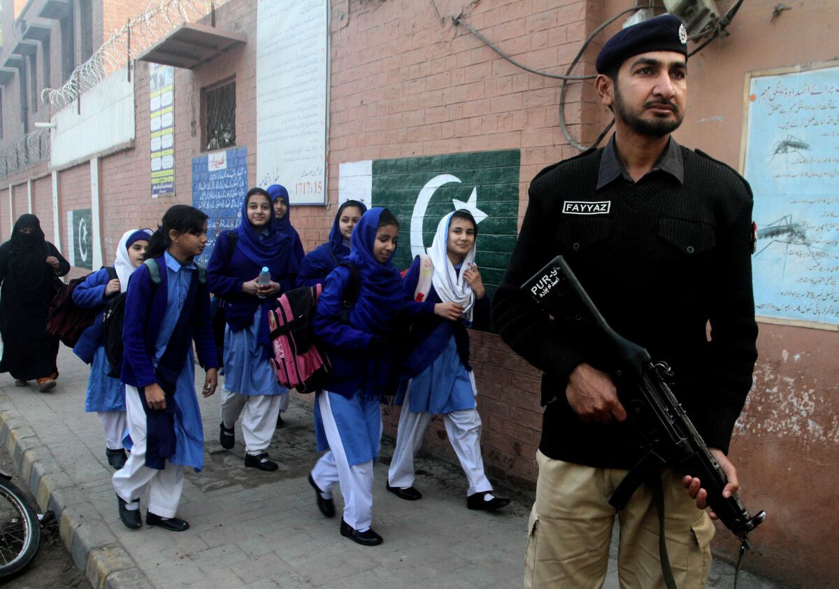 پاکستان میں پرائیویٹ اسکولوں نے طلباکو پشتو بولنے پرکیوں عائد کی پابندی؟