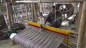 آسام کی خواتین بھوٹانی لباس گھو اور کیرا بنا کر روزی کمانے میں مصروف
