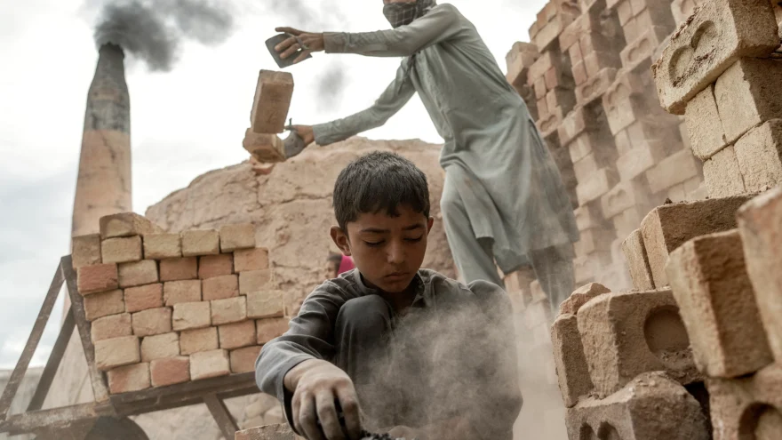 افغانستان میں انتہائی غربت کے سبب بچے اسکول چھوڑکر مزدوری کرنے پرمجبور