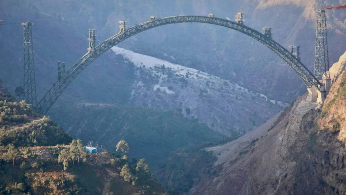 دریا چناب پر تعمیر دُنیا کے بلند ریلوے پل ٹریک پر آزمائشی گاڑی دوڑائی گئی