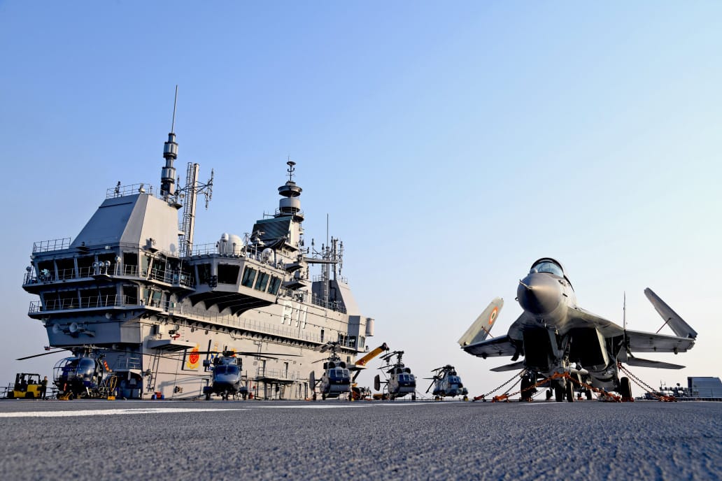وزیر دفاع   مقامی طیارہ بردار بحری جہاز پر بحریہ کے کمانڈروں سے خطاب کریں گے