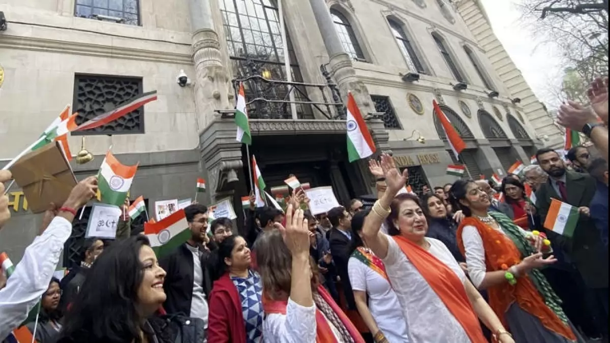 لندن میں ہندوستانی تارکین وطن  نے قومی ترنگے کے ساتھ اظہار یکجہتی کیا