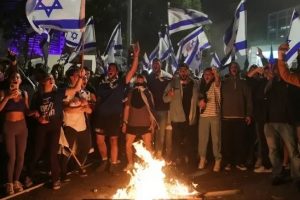 اسرائیل: احتجاجی مظاہرین کو نتین یاھو کے اعلان پر شکوک،سڑکوں پر رہنے کا اعلان