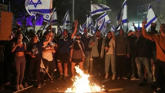 اسرائیل: احتجاجی مظاہرین کو نتین یاھو کے اعلان پر شکوک،سڑکوں پر رہنے کا اعلان