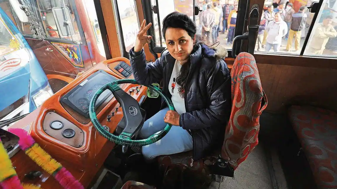 پوجا دیوی جے کے ایس آر ٹی سی بس کی پہلی خاتون ڈرائیور