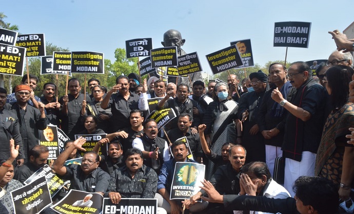 راہل گاندھی کی حمایت میں پارلیمنٹ سے سڑک تک اپوزیشن کا مظاہرہ