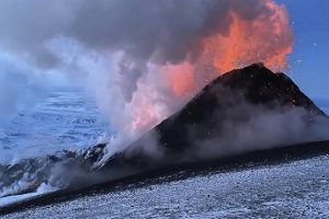 روس میں آتش فشاں کا قہر، راکھ کے غبار 10 کلومیٹر کی بلندی تک آئے نظر