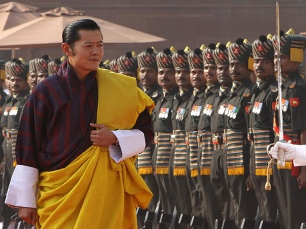 بھوٹانی بادشاہ جگمے کھیسر نمگیل وانگچک ہندوستان  کے دورے پر، کیسے دیکھتے ہیں آپ؟