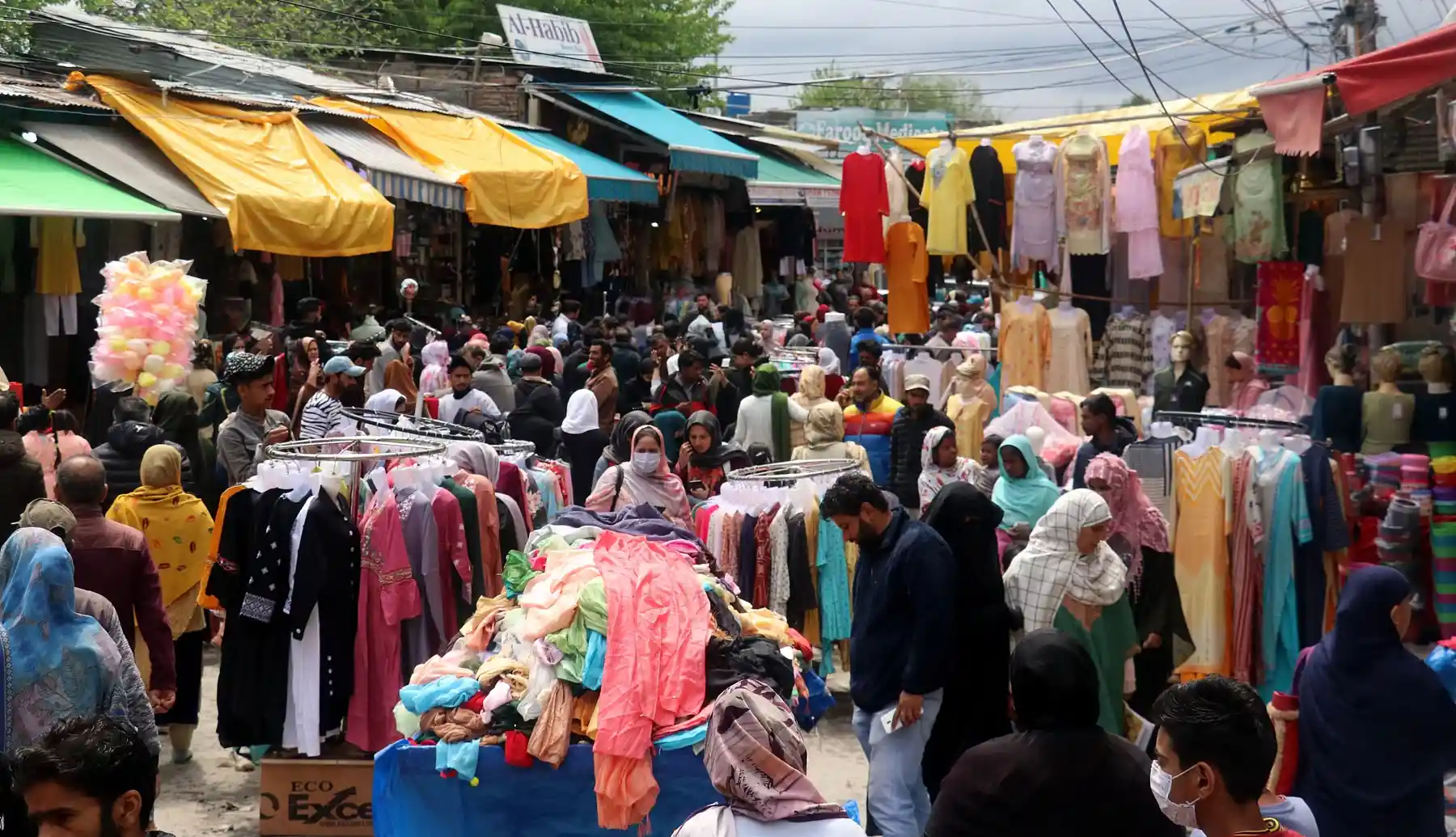 سری نگر میں عید کی خریداری کے لیے بازاروں میں رونق
