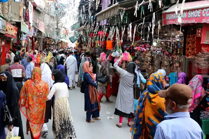 کشمیر میں عید کی تیاریاں زوروں پر، بازاروں میں زبردست رونق