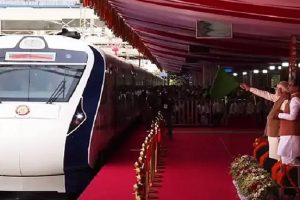 مدھیہ پر دیش سے پہلی’وندے بھارت ایکسپریس ٹرین‘کو دکھائی گئی ہری جھنڈی