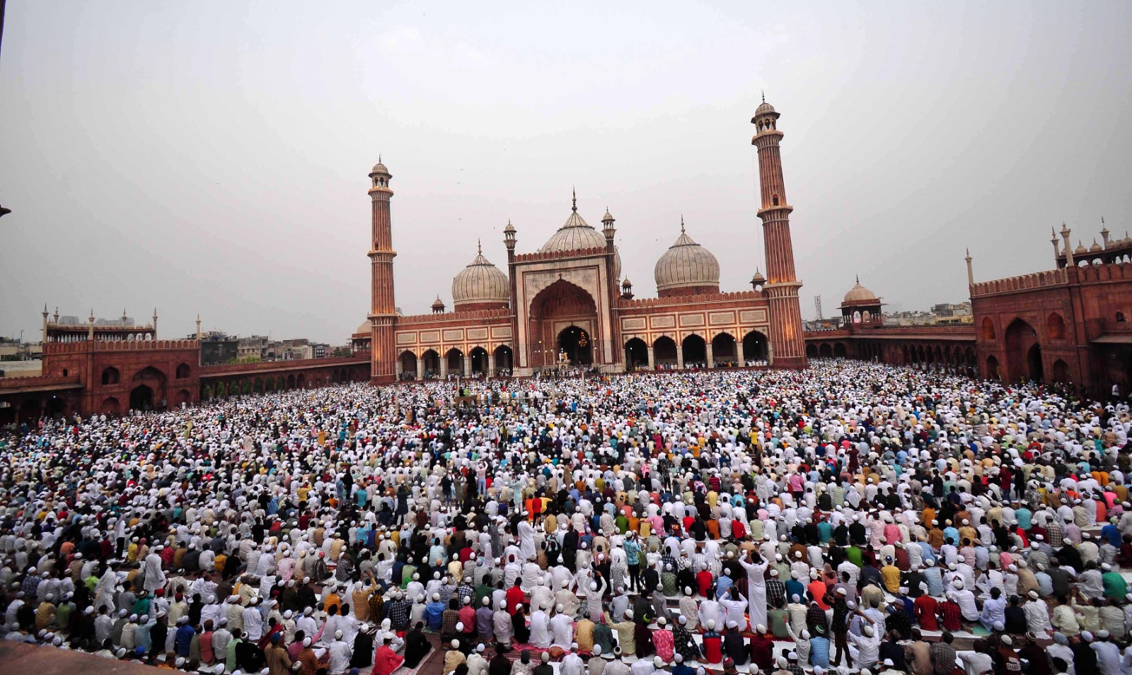 ملک بھر میں پوری عقیدت کے ساتھ ادا کی گئی نماز عید الفطر، امن اور خوش حالی کے لیے خصوصی دعائیں