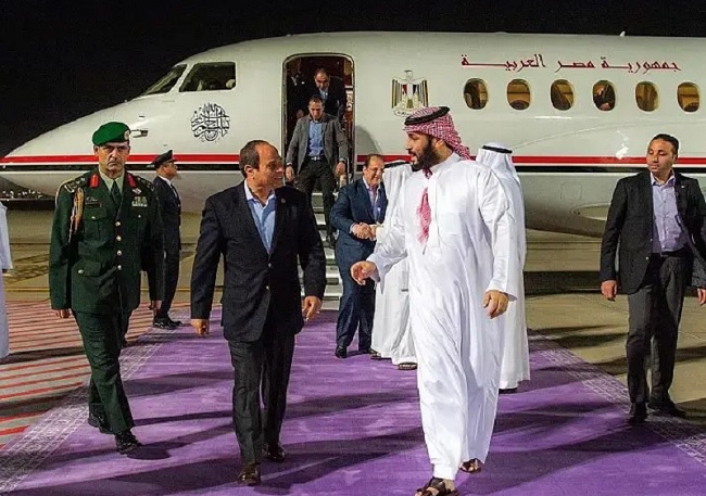 سعودی ولی عہد محمد بن سلمان، مصر کے صدر السیسی کے استقبال کے لیے پہنچے ایئر پورٹ