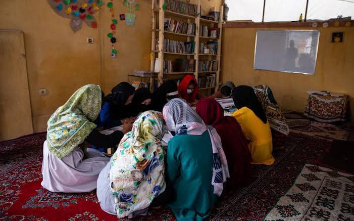 تعلیم سے محروم افغان لڑکیوں نے دینی علوم سیکھنے کے لیے کیوں کیا مدارس کا رخ؟
