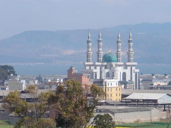 چینی مسلمانوں نے حکام کوگنبد اور مینار ہٹانے سے روکنے کے لیے کیسے کیا مسجد کا گھیراؤ؟