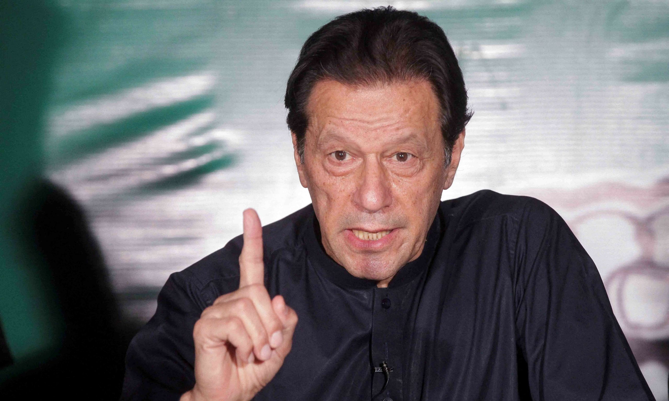 پی ٹی آئی سے منحرف ہونے والے لیڈران کیوں بن رہے ہیں عمران خان کے لیے مصیبت؟