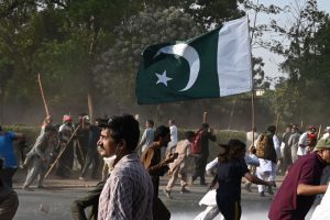سیاستدان، عدلیہ، فوج، پاکستان کو خانہ جنگی کی طرف کیسے دھکیل رہے ہیں؟