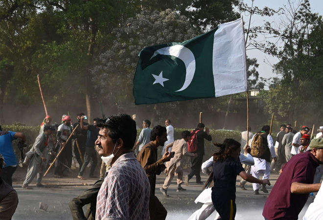 سیاستدان، عدلیہ، فوج، پاکستان کو خانہ جنگی کی طرف کیسے دھکیل رہے ہیں؟