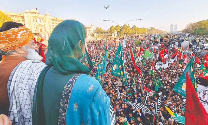 پاکستان میں سیاسی تعطل: عمران خان، سپریم کورٹ اور حکومت کیوں ہے آمنے سامنے؟
