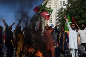 عمران خان کے حامیوں کا پاک آرمی ہیڈ کوارٹر پر دھاوا،اسٹیبلشمنٹ کے خلاف نعرے بازی
