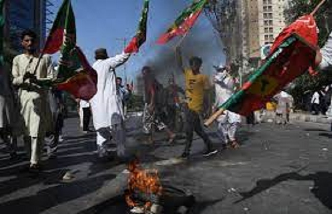 پاکستان میں تشدد، آرمی ہیڈ کوارٹر میں گھسے مظاہرین،انٹرنیٹ سروس معطل