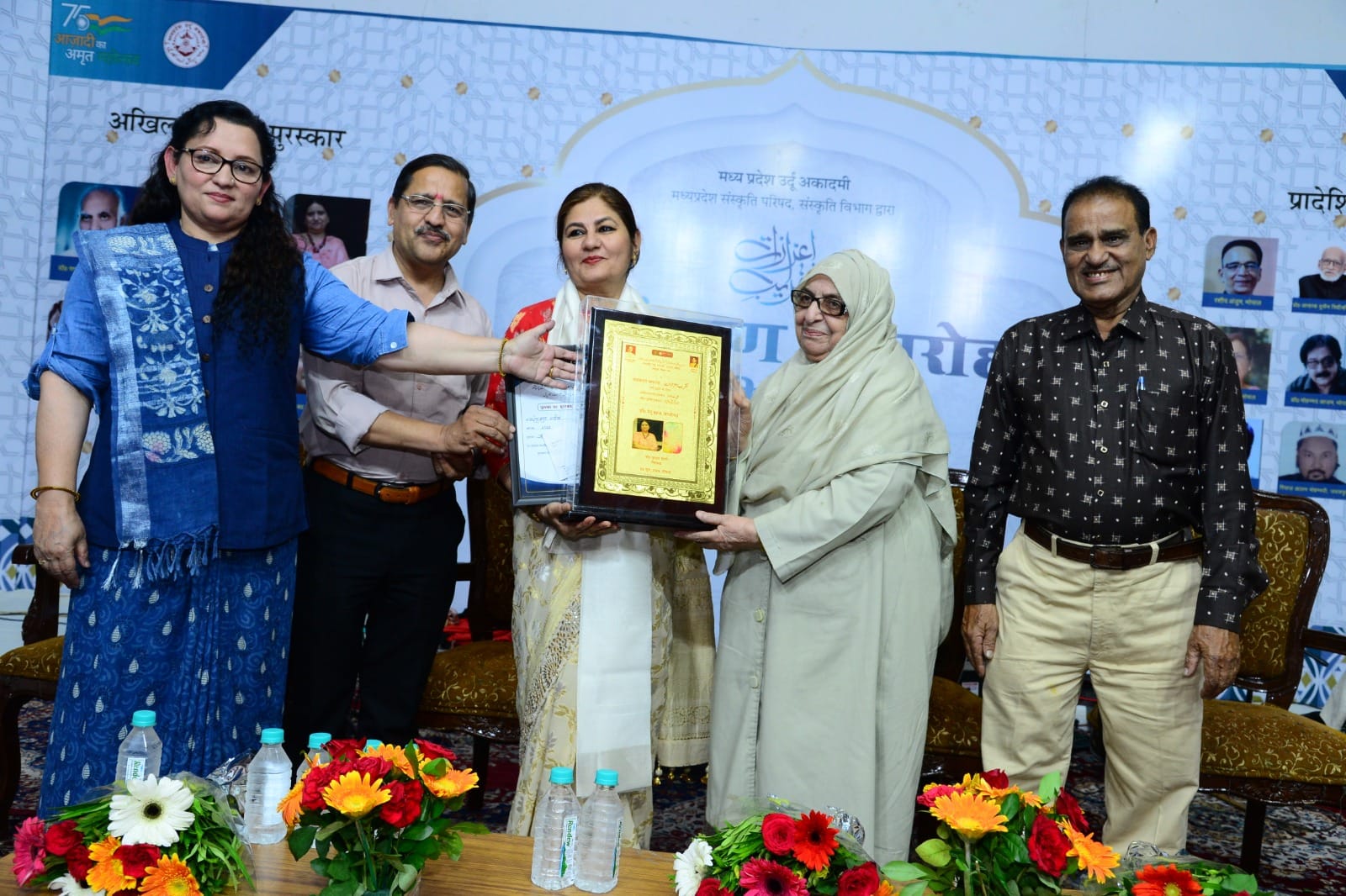 معروف فکشن نگار محترمہ رخشندہ روحی مہدی حامد سعید خاں کل ہند ایوارڈ سے سرفراز  