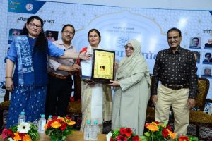 Dr Rakhshanda Ruhi receiving Award 