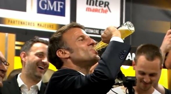 فرانسیسی صدر نے 17سیکنڈ میں بیئر کی بوتل خالی کر دی،ہورہی ہے خوب تنقید