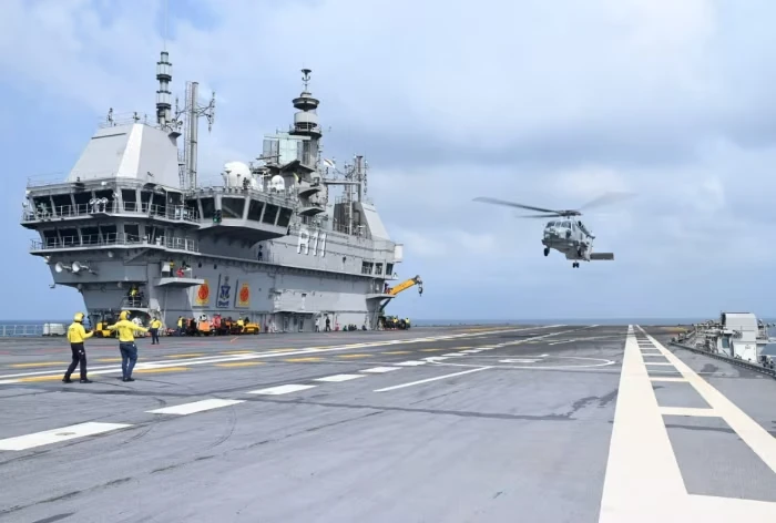  آئی این ایس وکرانت پر اترا ہندوستانی بحریہ کا ایم ایچ-60’رومیو‘ ہیلی کاپٹر