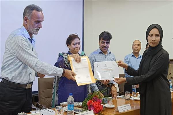 کشمیر یونیورسٹی کی وائس چانسلر نے مضمون نویسی کے قومی مقابلے جیتنے والوں میں انعامات اور اسناد تقسیم کیں