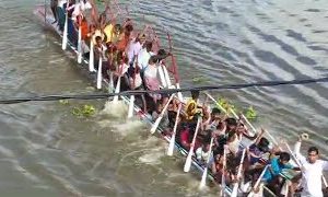 آسام: بارپیٹا میں ہزاروں لوگوں نے روایتی کشتی دوڑ کا کچھ اس انداز میں کیا مشاہدہ