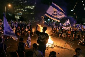 اسرائیل میں لوگ سڑکوں پر، لاپرواہ بنیامین، پارلیمنٹ میں بل پاس، رات بھر احتجاج