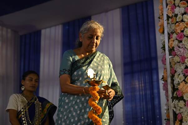 مرکزی وزیر نرملا سیتا رمن نے اگرتلہ میں جی ایس ٹی بھون کا افتتاح کیا