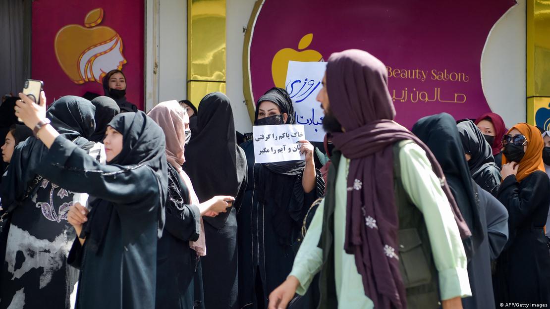 افغانستان: طالبان کے بیوٹی پارلرز پر پابندی کے حکم کے خلاف خواتین سڑکوں پر