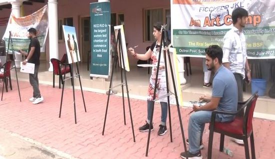 جموں و کشمیر کے نوجوان فنکاروں نے کینوس  کے ذریعہ ہند۔پاکستان سرحد پر امن کی کہانی بیان کی