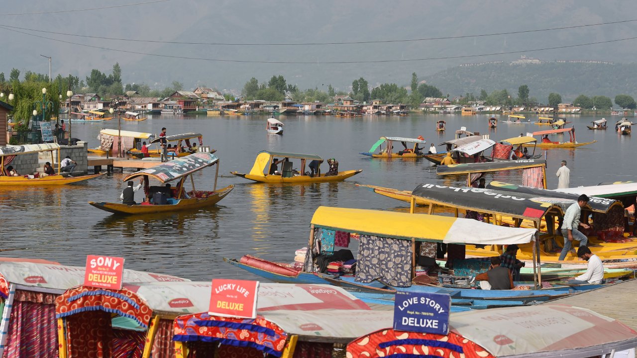 ایمیزون انڈیا نے سری نگرکی ڈل جھیل میں تیرنے والے پہلے اسٹورکاکیااعلان