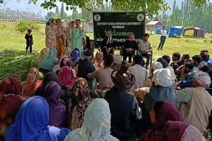 سرینگر میں ضلعی قانونی خدمات اتھارٹی کے زیر اہتمام قبائلیوں کے لیے بیداری کیمپ