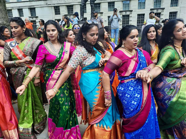 ہینڈلوم کے قومی دن پر خواتین نے ساڑھی پہن کر لندن کی سڑکوں پر’ناٹو ناٹو‘پر کیا ڈانس