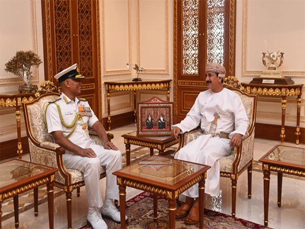 بھارتی بحریہ کے سربراہ کی عمان میں شاہی دفتر کے وزیر جنرل سلطان بن محمد النعمانی سے ملاقات